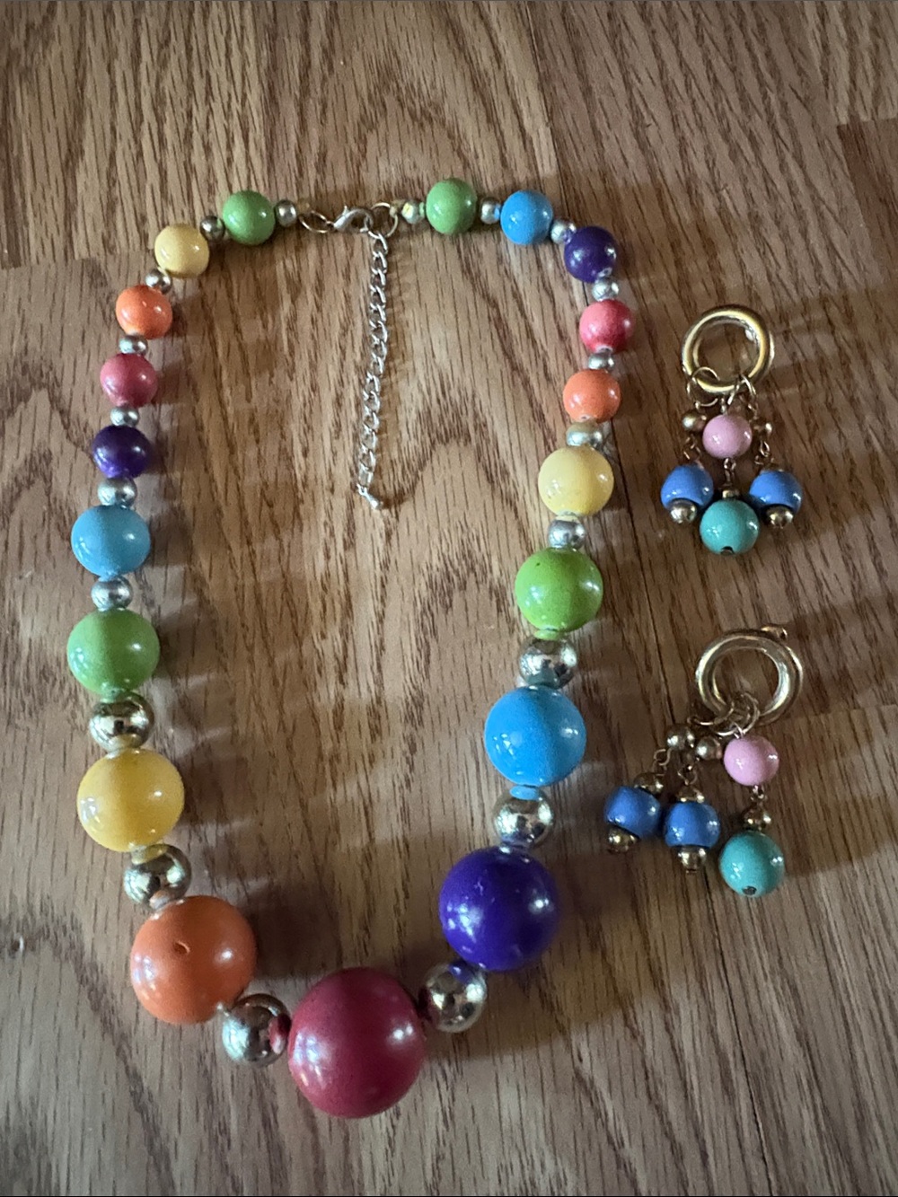 VINTAGE GRADUATED MULTICOLORED BEADED 18-21" NECKLACE AND 2" EARRING SET